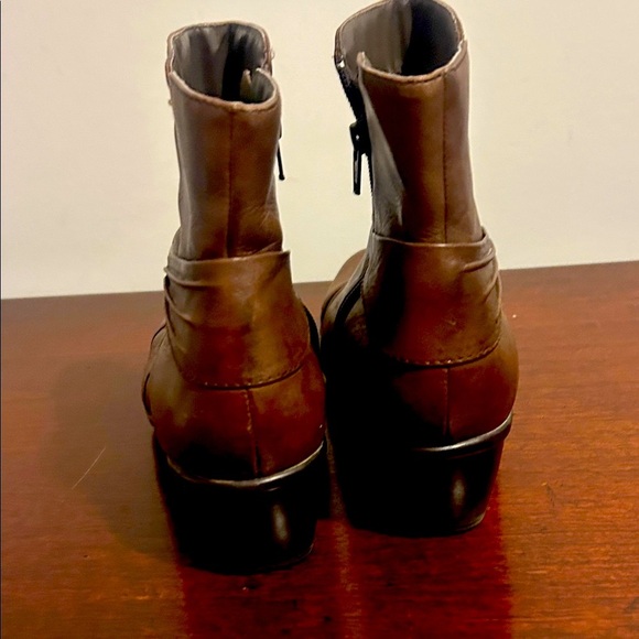 Clarks Brown Ankle Booties - Picture 2 of 5